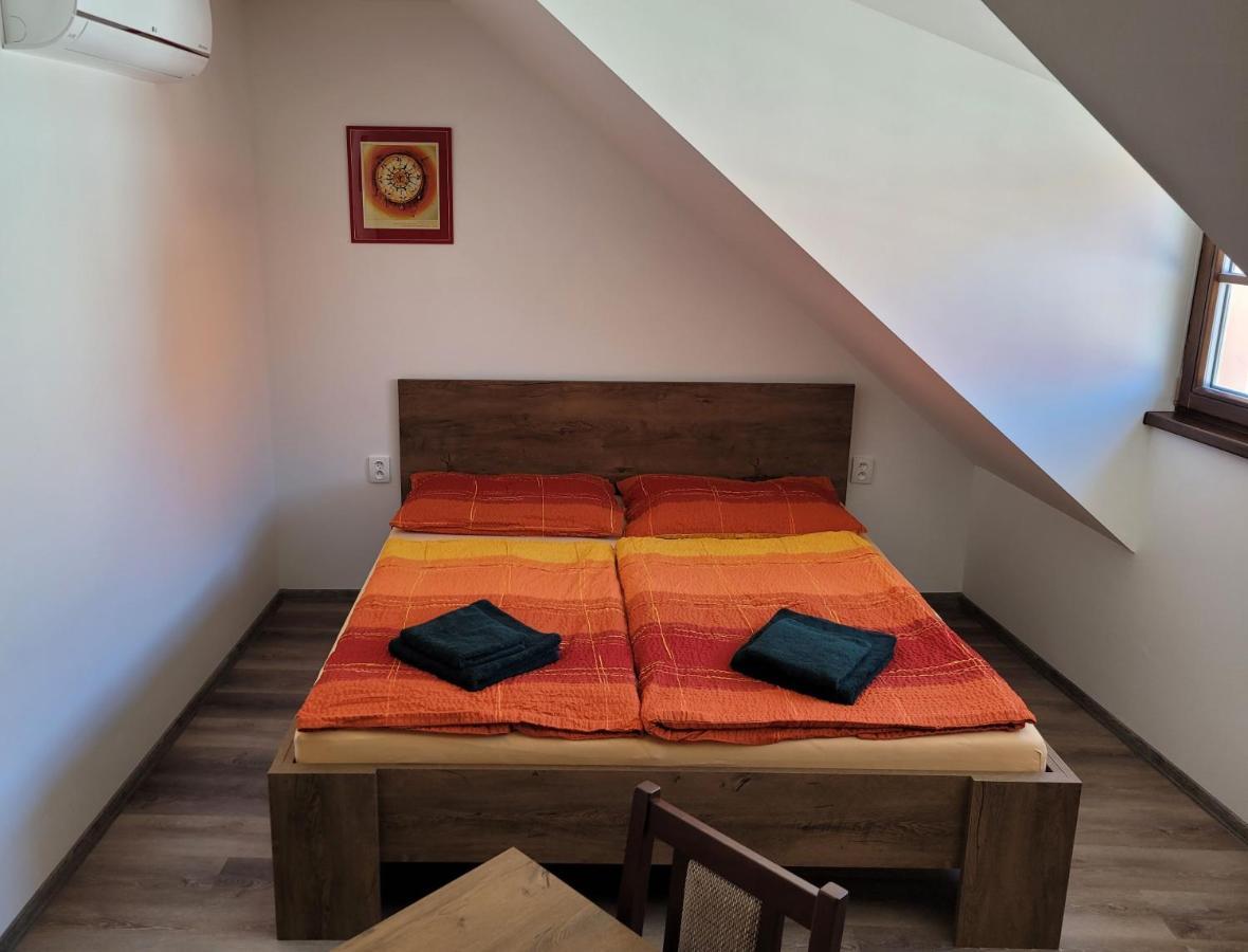 Penzion a wellness U Třeboňské madony Extérieur photo